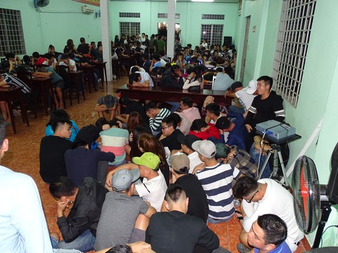 Đột kích quán bar, tạm giữ gần 200 người nghi dùng ma túy - Ảnh 2. Đột kích quán bar, tạm giữ gần 200 người nghi dùng ma túy - Ảnh 2.
