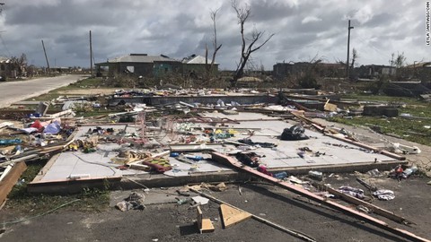 Siêu bão đi qua, đảo Barbuda không còn bóng người - Ảnh 1. Siêu bão đi qua, đảo Barbuda không còn bóng người - Ảnh 1.