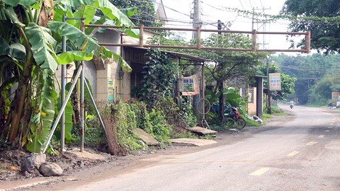 Dân lắp barie chặn xe ben từ mỏ đá Tân Cang - Ảnh 1. Dân lắp barie chặn xe ben từ mỏ đá Tân Cang - Ảnh 1.