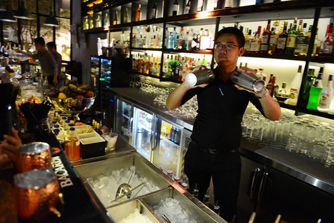 Trong ly cocktail không chỉ có rượu và nước quả... - Ảnh 2. Trong ly cocktail không chỉ có rượu và nước quả... - Ảnh 2.