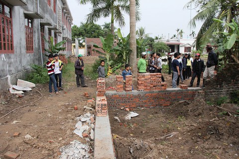 Đình chỉ trưởng công an xã còng tay đưa người dân về trụ sở - Ảnh 2. Đình chỉ trưởng công an xã còng tay đưa người dân về trụ sở - Ảnh 2.