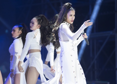 Đông Nhi được truyền thông Hàn ưu ái ở Asia Song Festival 2017 - Ảnh 1. Đông Nhi được truyền thông Hàn ưu ái ở Asia Song Festival 2017 - Ảnh 1.