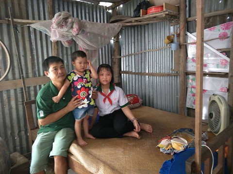 Nén nỗi đau mất mẹ, nuôi ước mơ đến trường - Ảnh 1. Nén nỗi đau mất mẹ, nuôi ước mơ đến trường - Ảnh 1.