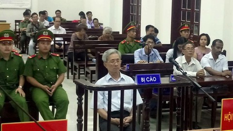 Ông già 77 tuổi dâm ô trẻ em bị xử 3 năm tù - Ảnh 1. Ông già 77 tuổi dâm ô trẻ em bị xử 3 năm tù - Ảnh 1.