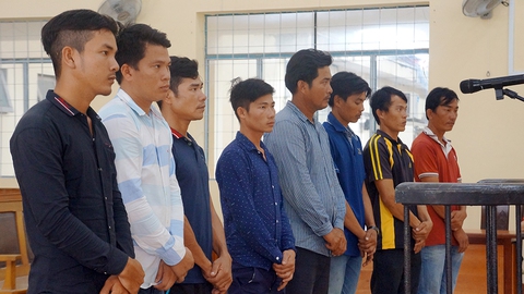Giảm án cho hai bị cáo vụ cướp sò huyết tại Cà Mau - Ảnh 1. Giảm án cho hai bị cáo vụ cướp sò huyết tại Cà Mau - Ảnh 1.