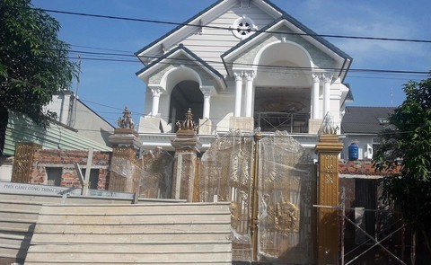 Giàn giáo công trình biệt thự đổ sập, 2 công nhân tử vong - Ảnh 1. Giàn giáo công trình biệt thự đổ sập, 2 công nhân tử vong - Ảnh 1.
