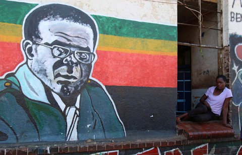 Zimbabwe dưới triều đại Mugabe qua mười con số khó tin - Ảnh 1. Zimbabwe dưới triều đại Mugabe qua mười con số khó tin - Ảnh 1.