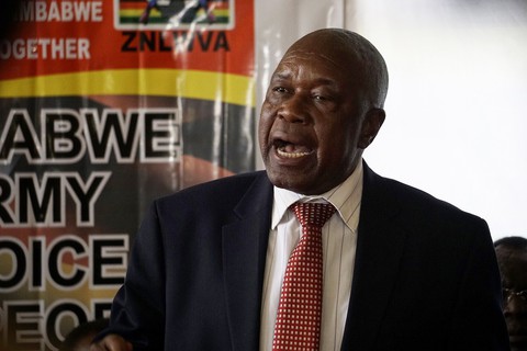 Tổng thống chưa từ chức, Zimbabwe đã bị tranh quyền đoạt lợi - Ảnh 3. Tổng thống chưa từ chức, Zimbabwe đã bị tranh quyền đoạt lợi - Ảnh 3.