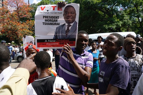 Tổng thống chưa từ chức, Zimbabwe đã bị tranh quyền đoạt lợi - Ảnh 4. Tổng thống chưa từ chức, Zimbabwe đã bị tranh quyền đoạt lợi - Ảnh 4.