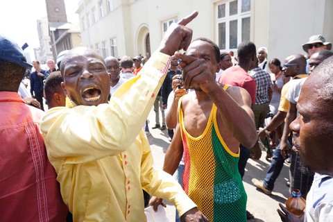Tổng thống chưa từ chức, Zimbabwe đã bị tranh quyền đoạt lợi - Ảnh 5. Tổng thống chưa từ chức, Zimbabwe đã bị tranh quyền đoạt lợi - Ảnh 5.
