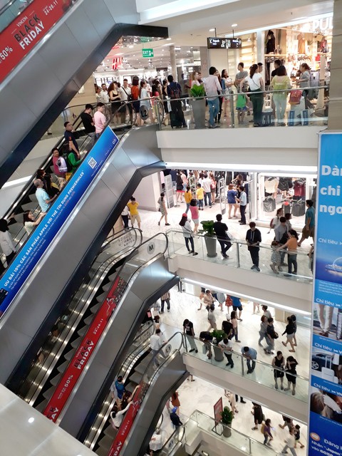 Hàng thời trang thắng lớn dịp Black Friday - Ảnh 3. Hàng thời trang thắng lớn dịp Black Friday - Ảnh 3.