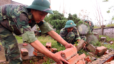 Hành quân từ biên giới đến giúp dân vùng bão - Ảnh 2. Hành quân từ biên giới đến giúp dân vùng bão - Ảnh 2.