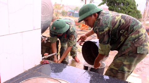 Hành quân từ biên giới đến giúp dân vùng bão - Ảnh 3. Hành quân từ biên giới đến giúp dân vùng bão - Ảnh 3.