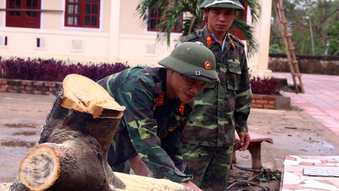 Hành quân từ biên giới đến giúp dân vùng bão - Ảnh 4. Hành quân từ biên giới đến giúp dân vùng bão - Ảnh 4.
