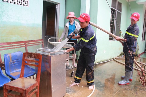 Màu áo lính trong vùng rốn lũ - Ảnh 3. Màu áo lính trong vùng rốn lũ - Ảnh 3.