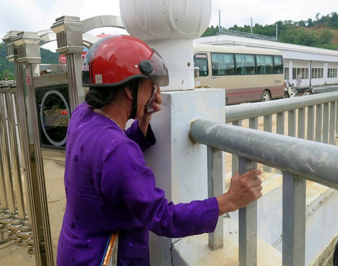 Chưa tìm thấy 3 công nhân mất tích vụ sập cầu đang xây - Ảnh 2. Chưa tìm thấy 3 công nhân mất tích vụ sập cầu đang xây - Ảnh 2.