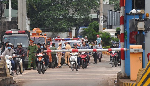 Nhiều lực lượng bảo vệ trạm BOT Biên Hòa thu phí trở lại - Ảnh 8. Nhiều lực lượng bảo vệ trạm BOT Biên Hòa thu phí trở lại - Ảnh 8.