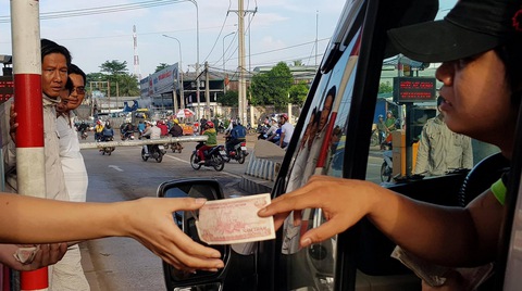 Tài xế buộc nhân viên thu phí nhận tiền lẻ, quốc lộ 1 kẹt cứng - Ảnh 1. Tài xế buộc nhân viên thu phí nhận tiền lẻ, quốc lộ 1 kẹt cứng - Ảnh 1.