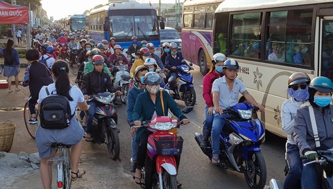 Tài xế buộc nhân viên thu phí nhận tiền lẻ, quốc lộ 1 kẹt cứng - Ảnh 11. Tài xế buộc nhân viên thu phí nhận tiền lẻ, quốc lộ 1 kẹt cứng - Ảnh 11.