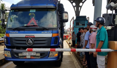 Tài xế buộc nhân viên thu phí nhận tiền lẻ, quốc lộ 1 kẹt cứng - Ảnh 12. Tài xế buộc nhân viên thu phí nhận tiền lẻ, quốc lộ 1 kẹt cứng - Ảnh 12.