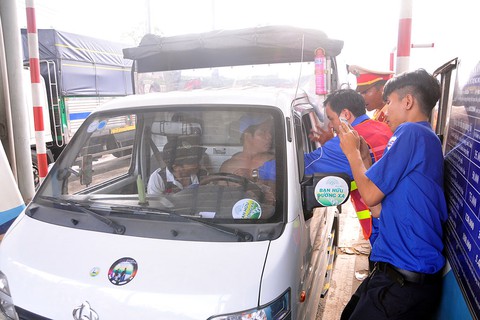 BOT Biên Hòa xả trạm do tài xế dùng tiền lẻ mua vé - Ảnh 6. BOT Biên Hòa xả trạm do tài xế dùng tiền lẻ mua vé - Ảnh 6.