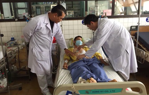 Đèn đỏ rẽ phải không được, đâm người trọng thương - Ảnh 1. Đèn đỏ rẽ phải không được, đâm người trọng thương - Ảnh 1.