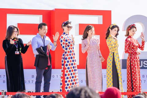 Cô Ba Sài Gòn khiến phụ nữ Hàn muốn thử áo dài Việt - Ảnh 1. Cô Ba Sài Gòn khiến phụ nữ Hàn muốn thử áo dài Việt - Ảnh 1.