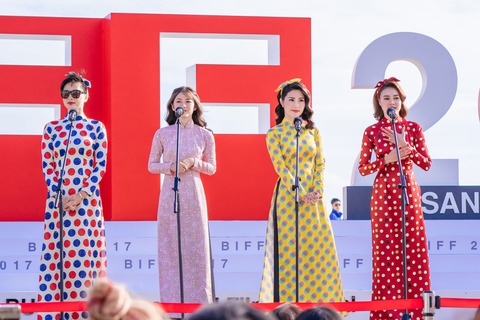 Cô Ba Sài Gòn khiến phụ nữ Hàn muốn thử áo dài Việt - Ảnh 5. Cô Ba Sài Gòn khiến phụ nữ Hàn muốn thử áo dài Việt - Ảnh 5.