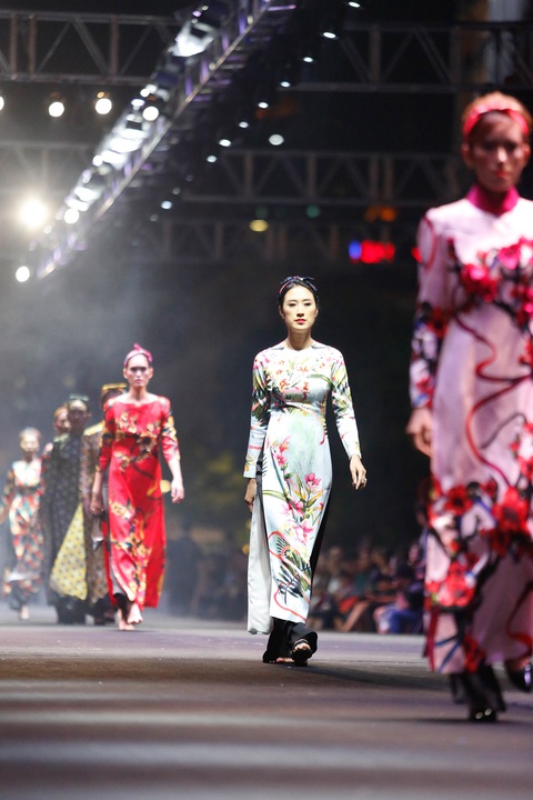 Đông Nhi mặc áo dài hát Ai yêu Cô Ba Sài Gòn! - Ảnh 3. Đông Nhi mặc áo dài hát Ai yêu Cô Ba Sài Gòn! - Ảnh 3.