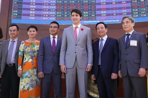 Thủ tướng Canada Justin Trudeau gõ chiêng tại sàn chứng khoán - Ảnh 3. Thủ tướng Canada Justin Trudeau gõ chiêng tại sàn chứng khoán - Ảnh 3.