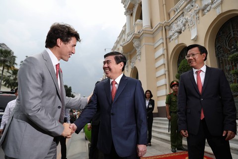 Thủ tướng Canada Justin Trudeau gõ chiêng tại sàn chứng khoán - Ảnh 4. Thủ tướng Canada Justin Trudeau gõ chiêng tại sàn chứng khoán - Ảnh 4.