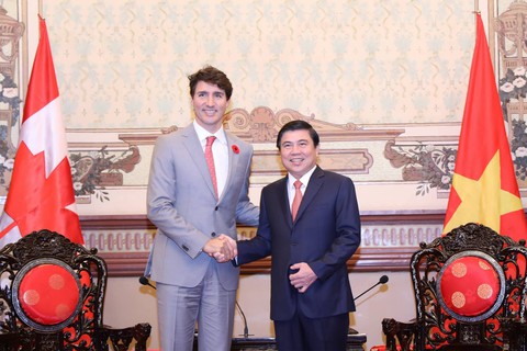 Thủ tướng Canada Justin Trudeau gõ chiêng tại sàn chứng khoán - Ảnh 5. Thủ tướng Canada Justin Trudeau gõ chiêng tại sàn chứng khoán - Ảnh 5.