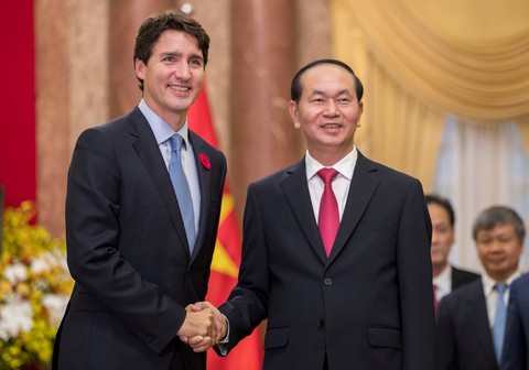 Thủ tướng Canada Justin Trudeau gõ chiêng tại sàn chứng khoán - Ảnh 8. Thủ tướng Canada Justin Trudeau gõ chiêng tại sàn chứng khoán - Ảnh 8.