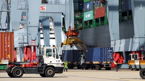 Vì sao một container từ TP.HCM xuống Vũng Tàu đắt hơn đi Singapore? - Ảnh 2. Vì sao một container từ TP.HCM xuống Vũng Tàu đắt hơn đi Singapore? - Ảnh 2.