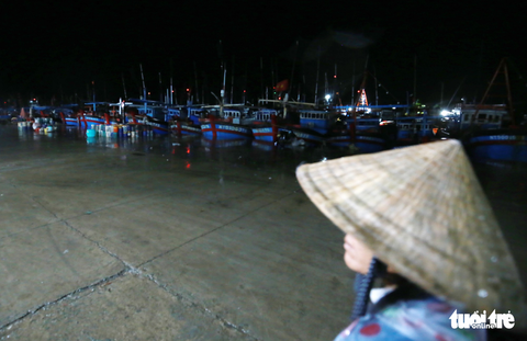Tranh thủ kiếm sống ở cảng Phan Rang trước giờ bão đổ bộ - Ảnh 5. Tranh thủ kiếm sống ở cảng Phan Rang trước giờ bão đổ bộ - Ảnh 5.