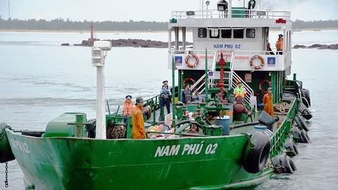 Bắt hàng lậu trên Biển Đông - Ảnh 1. Bắt hàng lậu trên Biển Đông - Ảnh 1.