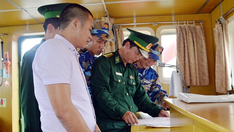 Bắt hàng lậu trên Biển Đông - Ảnh 3. Bắt hàng lậu trên Biển Đông - Ảnh 3.