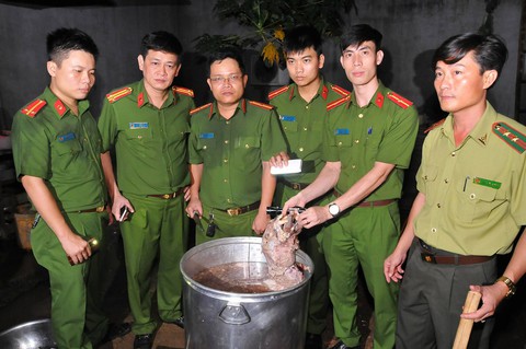 Nổ súng bắt nhóm người nấu cao một con hổ 200kg - Ảnh 2. Nổ súng bắt nhóm người nấu cao một con hổ 200kg - Ảnh 2.