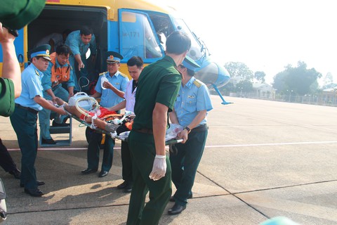 Trực thăng đưa ngư dân từ đảo Sinh Tồn về TP.HCM cấp cứu - Ảnh 1. Trực thăng đưa ngư dân từ đảo Sinh Tồn về TP.HCM cấp cứu - Ảnh 1.