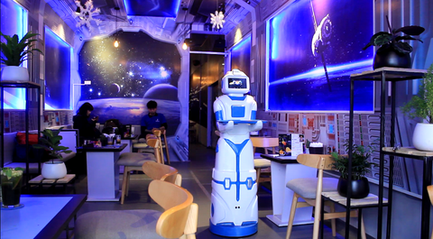 Nàng robot Made in Vietnam phục vụ trong quán cà phê - Ảnh 3. Nàng robot Made in Vietnam phục vụ trong quán cà phê - Ảnh 3.