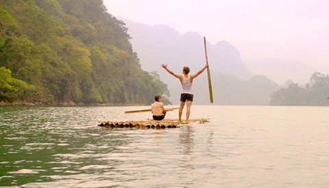 Chiến tranh là cớ để mọi thứ trần trụi trong Bầu trời đỏ - Ảnh 4. Chiến tranh là cớ để mọi thứ trần trụi trong Bầu trời đỏ - Ảnh 4.