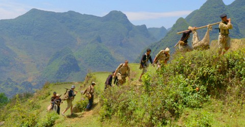 Chiến tranh là cớ để mọi thứ trần trụi trong Bầu trời đỏ - Ảnh 7. Chiến tranh là cớ để mọi thứ trần trụi trong Bầu trời đỏ - Ảnh 7.