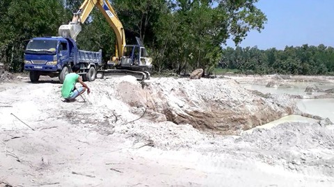 Cát tặc phá nát Bảy Núi, chính quyền bảo khó bắt quả tang! - Ảnh 1. Cát tặc phá nát Bảy Núi, chính quyền bảo khó bắt quả tang! - Ảnh 1.