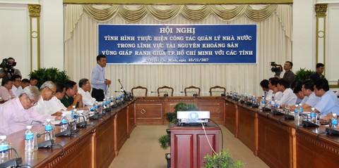 Khai thác cát trái phép vùng giáp ranh diễn ra rầm rộ - Ảnh 1. Khai thác cát trái phép vùng giáp ranh diễn ra rầm rộ - Ảnh 1.