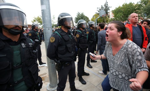 Máu đã đổ ở Catalonia, gần 800 người bị thương - Ảnh 2. Máu đã đổ ở Catalonia, gần 800 người bị thương - Ảnh 2.