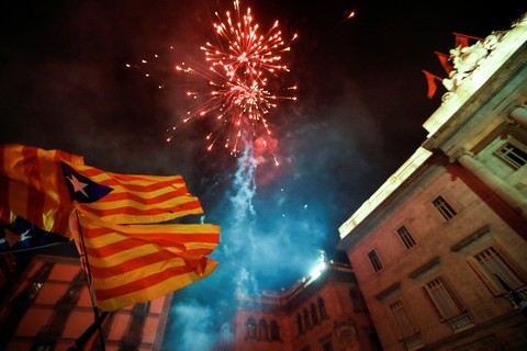 Tây Ban Nha giải tán chính quyền Catalonia sau tuyên bố độc lập - Ảnh 1. Tây Ban Nha giải tán chính quyền Catalonia sau tuyên bố độc lập - Ảnh 1.