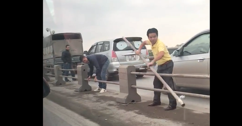 Đề nghị xử lý tài xế tháo dải phân cách cầu Thanh Trì - Ảnh 1. Đề nghị xử lý tài xế tháo dải phân cách cầu Thanh Trì - Ảnh 1.