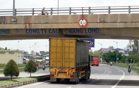 Xe tải cao hơn 4,1m phải né cầu vượt - Ảnh 1. Xe tải cao hơn 4,1m phải né cầu vượt - Ảnh 1.
