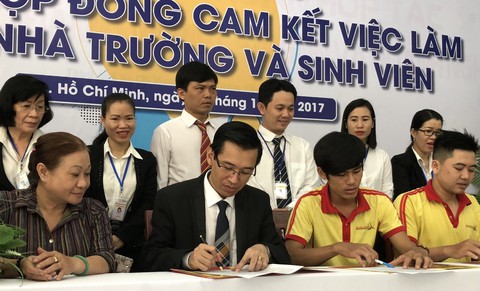 Trường ký hợp đồng đảm bảo việc làm cho sinh viên - Ảnh 1. Trường ký hợp đồng đảm bảo việc làm cho sinh viên - Ảnh 1.