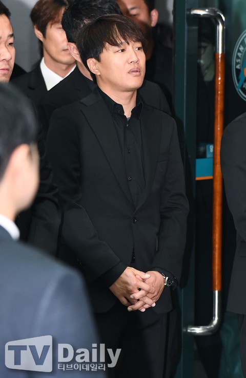 Song Joong Ki hoãn tuần trăng mật đến viếng Kim Joo Hyuk - Ảnh 3. Song Joong Ki hoãn tuần trăng mật đến viếng Kim Joo Hyuk - Ảnh 3.
